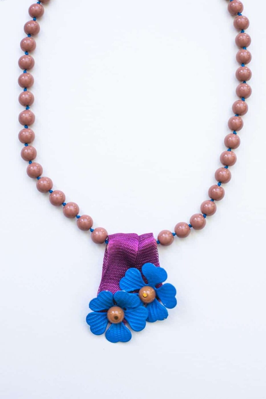 Flower power necklace (blue & beige)_01