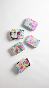 ⁦קופסת פח קטנה - pastel flowers⁩ – תמונה ⁦2⁩