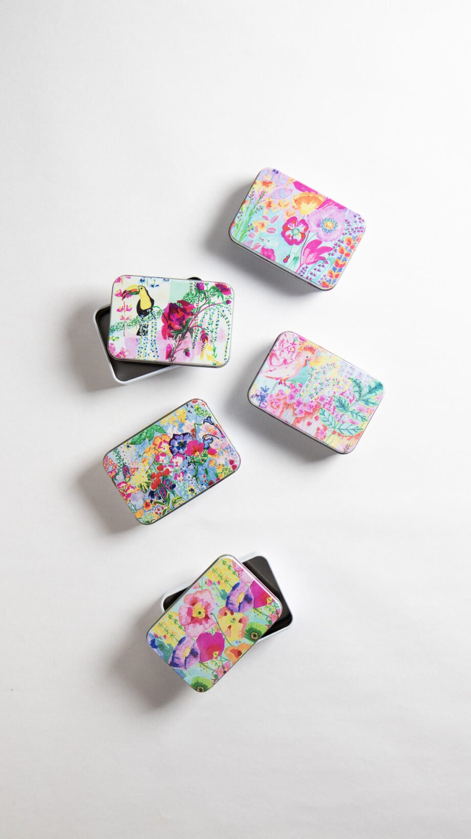 ⁦קופסת פח קטנה - pastel flowers⁩ – תמונה ⁦2⁩