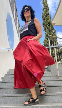 חצאית ניילון אדומה