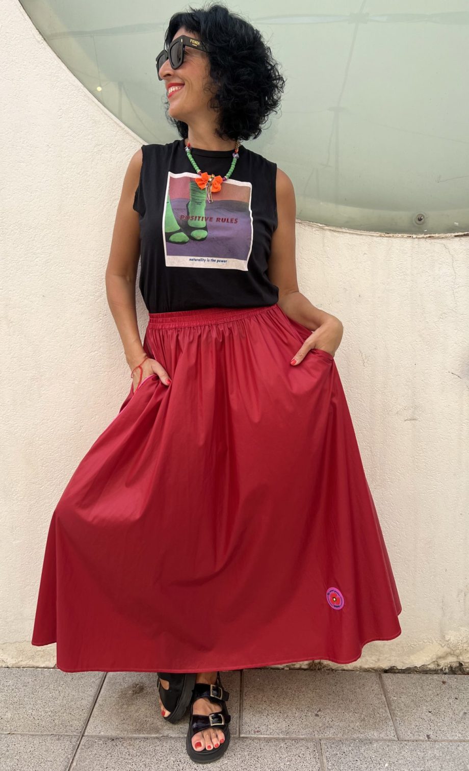 ⁦חצאית ניילון אדומה⁩ – תמונה ⁦3⁩